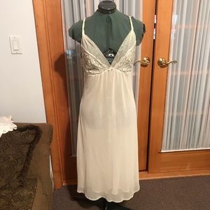 Oscar De La Renta Bridal Nightgown Slip